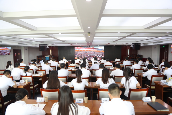 pg麻将胡了建筑公司机关组织集中收看大会直播.jpg
