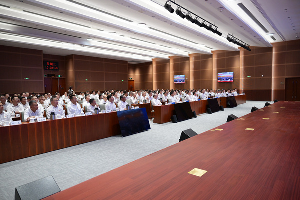 公司总部机关组织集中收看大会直播-1.jpg